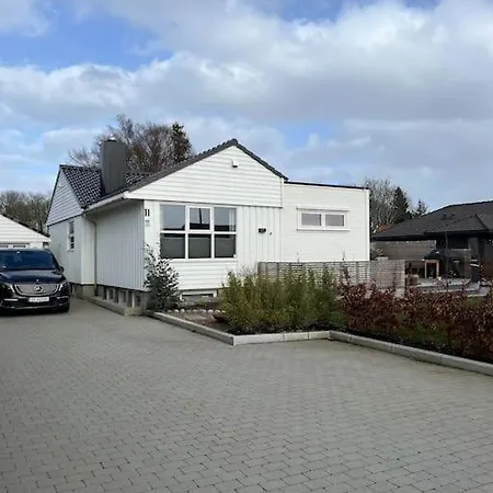 فيلة Spacious Modern In Close Proximity To Ons